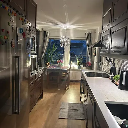 Homestay Cozy In A With Private Bathroom And Shared Kitchen - 11min Walking From Huddinge Station