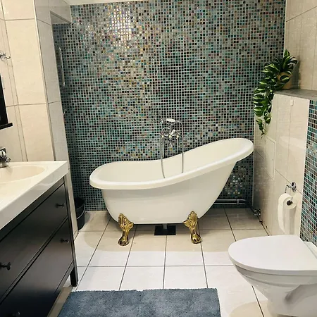 Cozy In A With Private Bathroom And Shared Kitchen - 11min Walking From Huddinge Station Stockholm