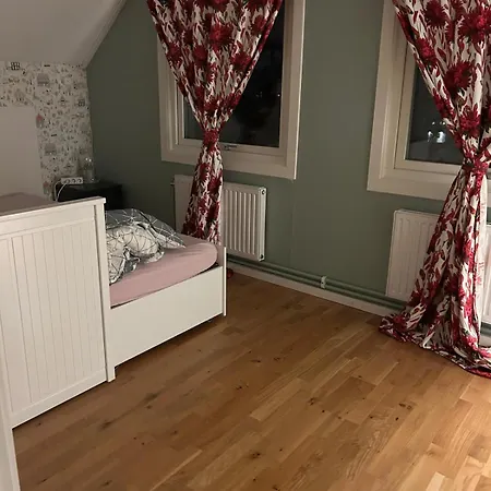 Cozy In A With Private Bathroom And Shared Kitchen - 11min Walking From Huddinge Station Homestay *
