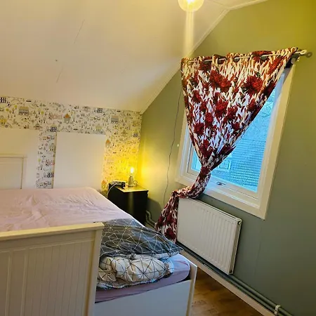 Cozy In A With Private Bathroom And Shared Kitchen - 11min Walking From Huddinge Station *