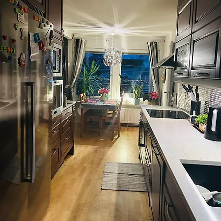 Cozy In A With Private Bathroom And Shared Kitchen - 11min Walking From Huddinge Station *