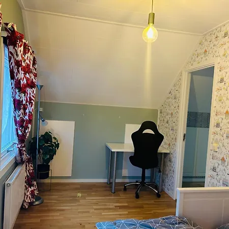 Cozy In A With Private Bathroom And Shared Kitchen - 11min Walking From Huddinge Station Homestay *