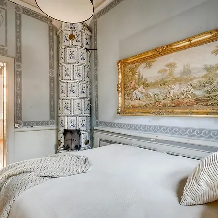 3br Central- Royal Castle & Old Town At Your Door!