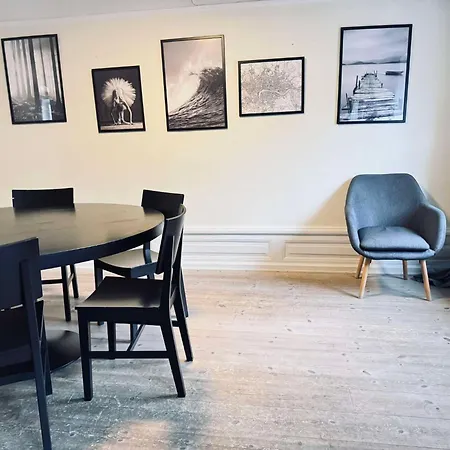 Spacious Flat For Large Group Apartment *