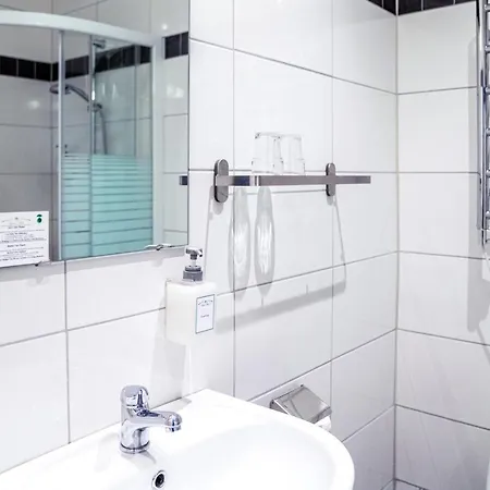 Hotel Queen's By First 3*