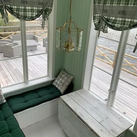 Дом отдыха Waterfront House With Jacuzzi & Jetty In Стокгольм