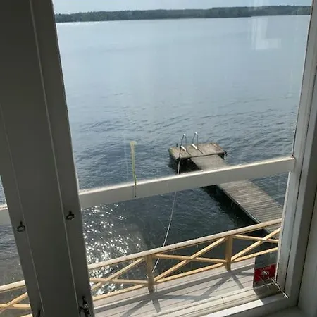Дом отдыха Waterfront House With Jacuzzi & Jetty In *