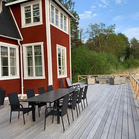 Дом отдыха Waterfront House With Jacuzzi & Jetty In *