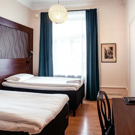 Hotel Queen's By First