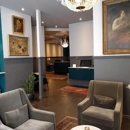 Hotel Queen's By First