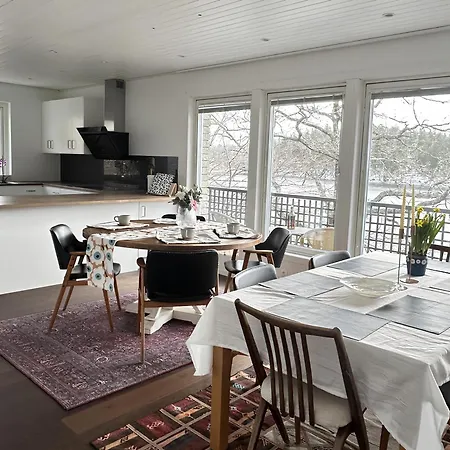 Villa The Luxurious Lakeview Near
