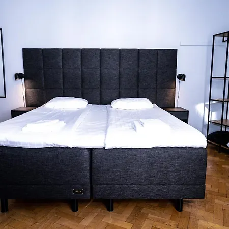 Queen's By First Hotel 3*