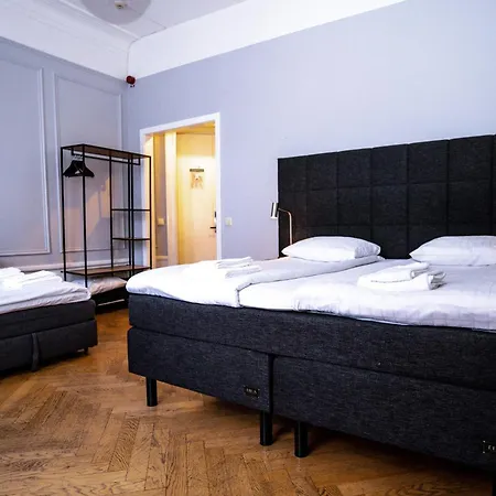 Queen's By First Hotel