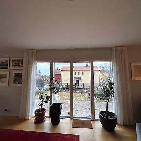 Spacious House Close To Nature And City.