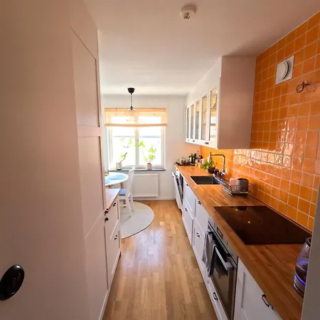 Mysig Och Lung Laegenhet Med Balkong Naera Stockholm!