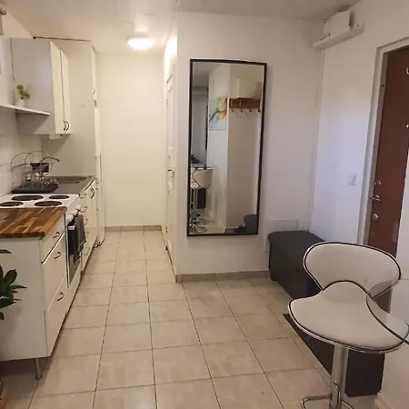 Beautiful Basement Apartment, Very Private And Close To The Metro Apartmán *