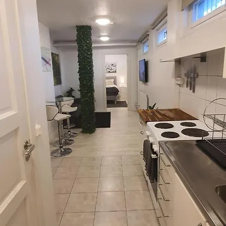 Apartmán Beautiful Basement Apartment, Very Private And Close To The Metro *