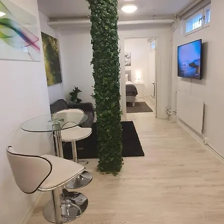 Beautiful Basement Apartment, Very Private And Close To The Metro Apartmán *