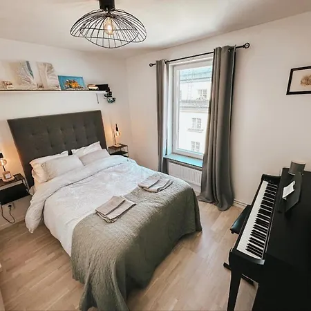 Modern, Centrally Located Apartment! Апартаменты *
