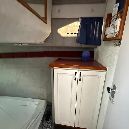Πλωτό κατάλυμα 6 Coops American Big Boat Near The Subway