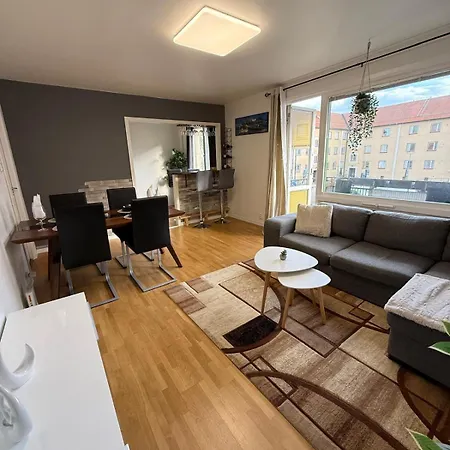 Spacious Near The Subway