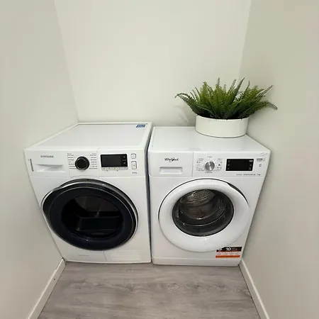 Spacious Near The Subway Apartment