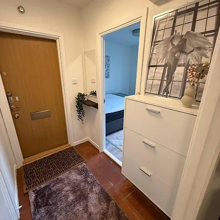 Spacious Near The Subway Apartment *