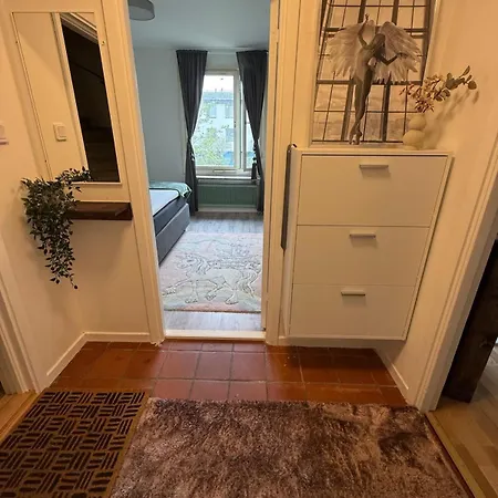 Spacious Near The Subway Apartment