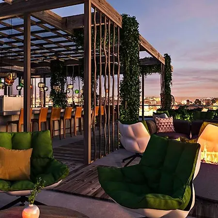 Hotel At Six