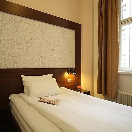 Queen's By First 3* Stockholm