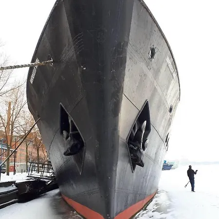 Loginn Botel 2*