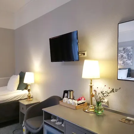 Crystal Plaza Hotel 3*