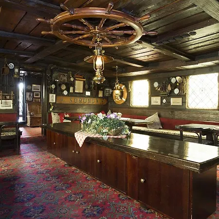 Botel Den Roeda Baten