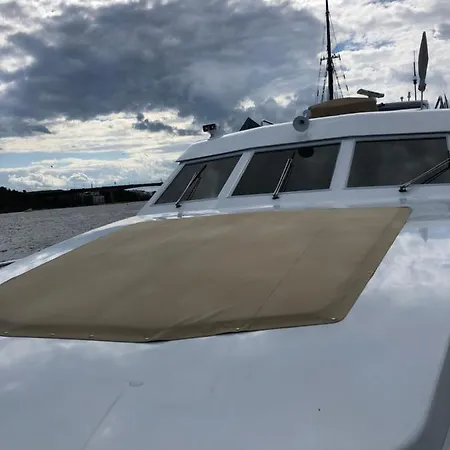Vip In A Luxurious Yacht Botel