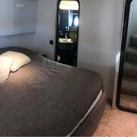 Båthotell Vip In A Luxurious Yacht Stockholm