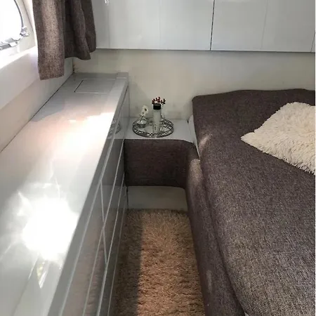 Botel Vip In A Luxurious Yacht *