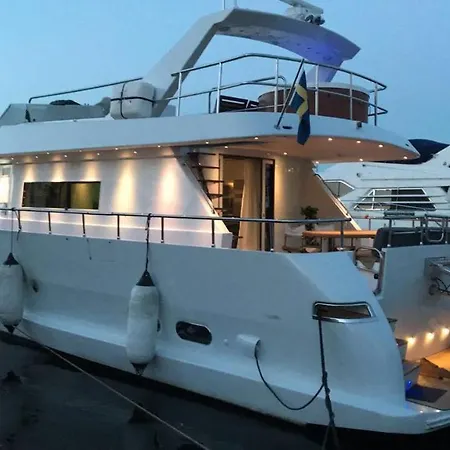Botel Vip In A Luxurious Yacht *