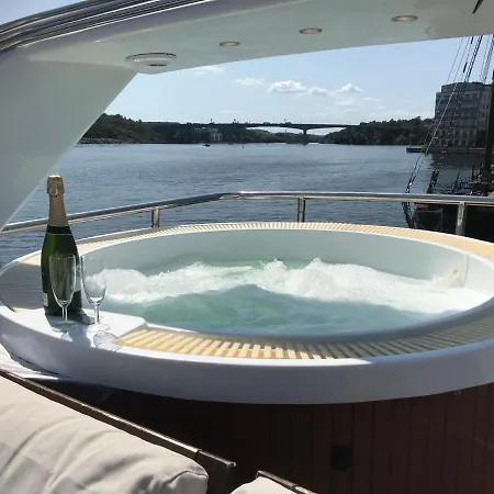 Botel Vip In A Luxurious Yacht *