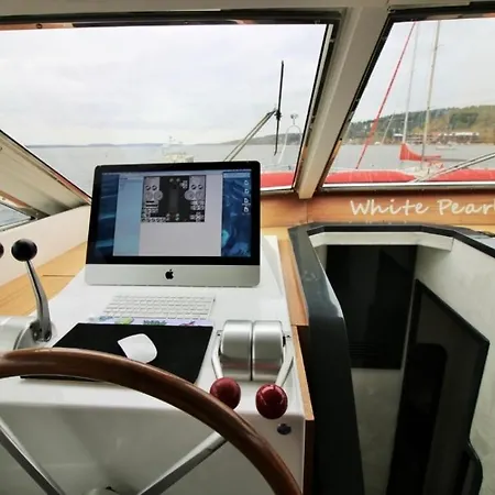 Botel Luxurious Yacht *