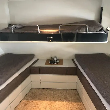 1-3 Bed On A Luxurious Yacht Botel *