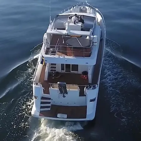 Botel 1-3 Bed On A Luxurious Yacht *