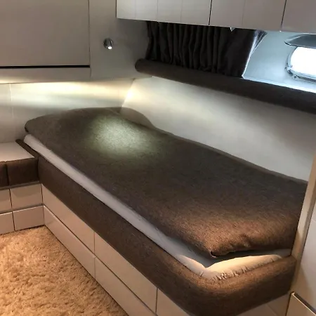 1-3 Bed On A Luxurious Yacht Botel
