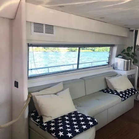 1-3 Bed On A Luxurious Yacht Botel