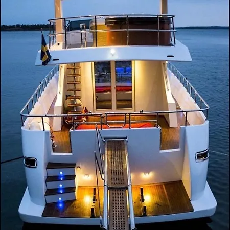 1-3 Bed On A Luxurious Yacht Botel