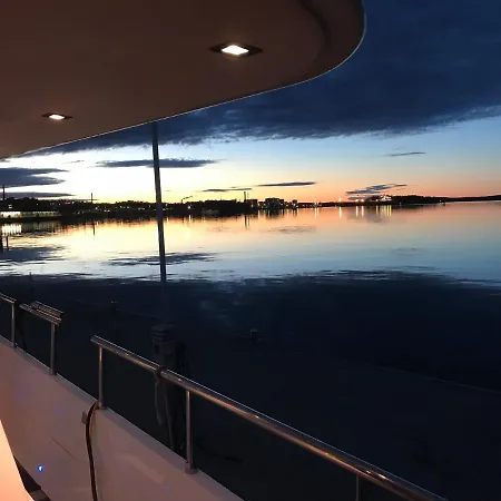 1-3 Bed On A Luxurious Yacht Botel