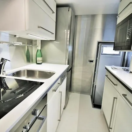 1-3 Bed On A Luxurious Yacht Botel