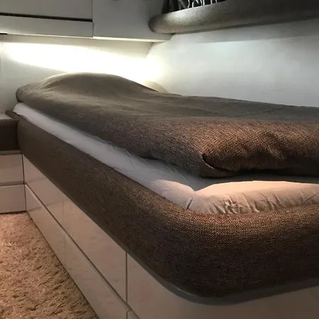 Botel 1-3 Bed On A Luxurious Yacht *