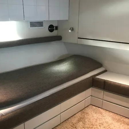 Botel 1-3 Bed On A Luxurious Yacht