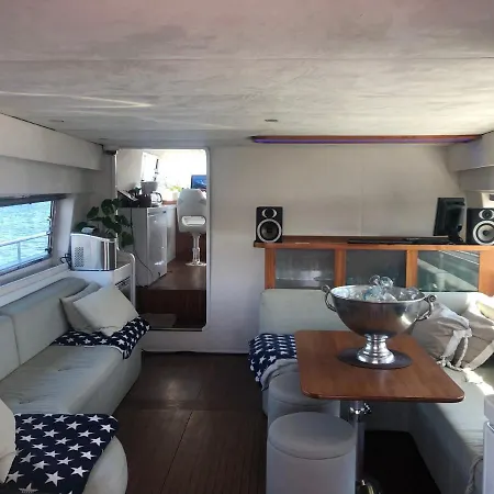 1-3 Bed On A Luxurious Yacht Botel *