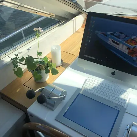 Botel Vip In A Luxurious Yacht *